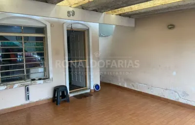 Sobrado à venda com 2 dormitórios e 2 vagas na região de interlagos.