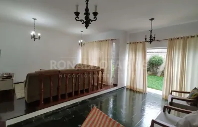Casa a venda no bairro de interlagos com 4 dormitórios sendo 2 suítes e 4 vagas de garagem