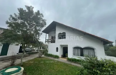 Casa á venda de esquina com 774m² de terreno na região do guarapiranga.
