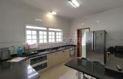 Casa térrea a venda com 3 suítes, 275m² área privativa no bolsão de interlagos
