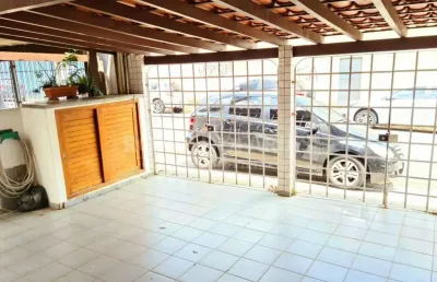 Casa térrea à venda com 2 dormitórios e 1 suíte na região de veleiros.
