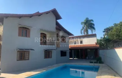 Sobrado à venda com 4 dormitórios e 2 suítes na região de interlagos.