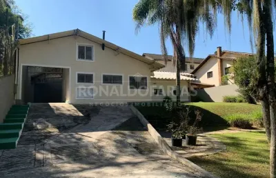 Casa térrea à venda com 3 dormitórios e 1 suíte na região de interlagos.