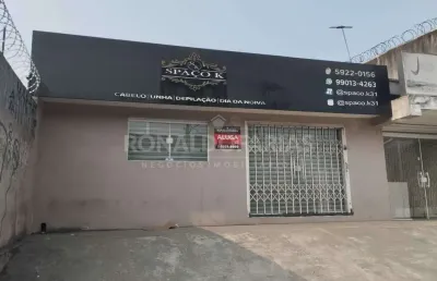 Salão comercial para locação com 100 metros 1 banheiro com 3 salas .