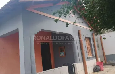 Casa  com 4 dormitórios, 2 banheiros sal, cozinha  área de serviço,  ótima localização
