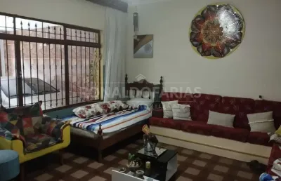 Sobrado a venda sendo 3 quartos sendo 1 suite sala ampla vaga para tres carros.