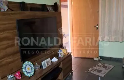 Sobrado a venda sendo dois quartos , sala ampla , duas vagas de garagem coberta .