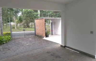 Sobrado à venda com 4 dormitórios na região de interlagos.