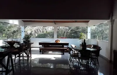 Casa térrea à venda com 3 dormitórios e 1 suíte na região de interlagos.