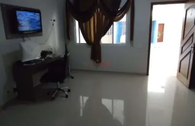 Sobrado à venda com 3 dormitórios, 1 suíte e 2 vagas na região de interlagos.