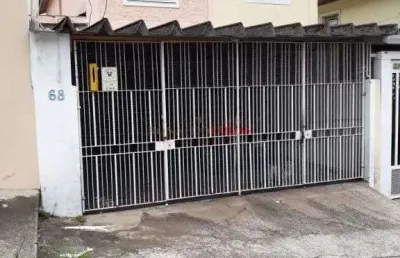 Sobrado à venda com 2 dormitóirios e 2 vagas na região do jardim consorcio.