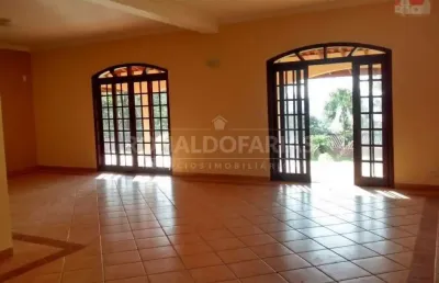 Excelente casa térrea a venda no condomínio com 4 dormitórios e 2 suítes