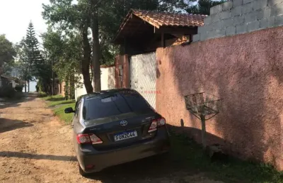 Casa térrea à venda com 3 dormitórios e 4 vagas na região de parelheiros.