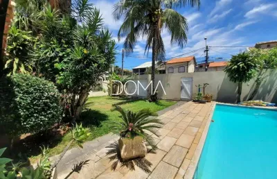 Casa independente com piscina e amplo quintal gramado!