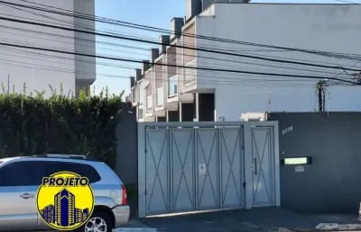 Linda casa em condomínio fechado de muito bom gosto !!!