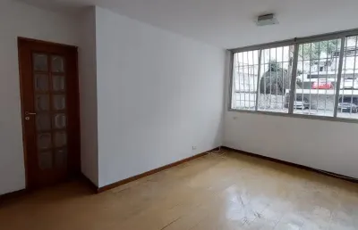 Apartamento arejado, indevassado, com ótima área externa.