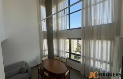 Apartamento duplex mobiliado com 91m² de área útil, 2 suítes, 1 vaga