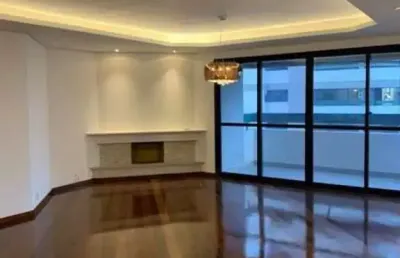 Apartamento reformado com 147m² de área útil, 2 vagas, 4 dormitórios sendo 1 suíte