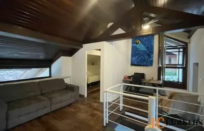 Casa em condomínio com 195m² de área útil, 5 dormitórios (2 suítes), 2 vagas