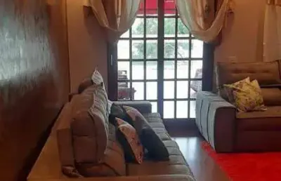 Vende-se bela casa em jandira, 3 quartos, área goumert, 2 vagas