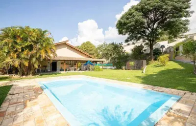 Casa térrea de 4 dorms sendo 2 suítes, total de 2.500 m², morada mediterrânea (engordadouro)