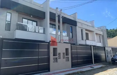 Venda: sobrado com 3 suítes sendo uma delas suíte master, spa opcional e espaço gourmet no centro de itajaí