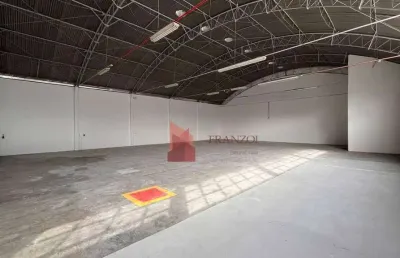Locação: galpão em ponto comercial para loja e depósito em itajaí