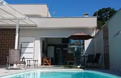 Casa padrão, 3 quartos, sendo 1 suíte. sala ampla com 2 ambientes