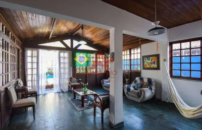 Casa com 05 quartos e 03 suítes, ótima localização em ubatuba.