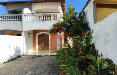 Sobrado  geminada com 03 quartos,  01 suíte , no itagua