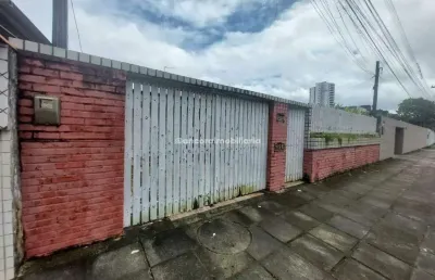 Apresentamos esta casa a venda que une espaço, conforto e praticidade no engenho do meio!