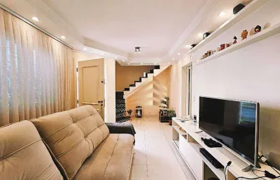 Casa em condomínio com vaga coberta e piscina no bom clima