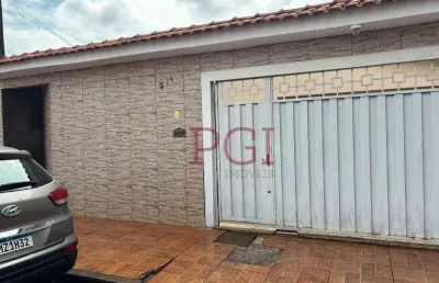 Vendo casa jardim helena 3quartos ,garagem para 5 carros otima localização na zona leste próximo a escolas, supermercados, farmácias e rodovias.