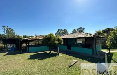 Sítio bem localizado com uma área total de 21.300 m², casa sede, salões de festa, quiosque e piscina