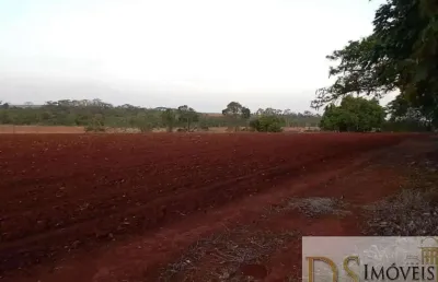 Excelente sítio a venda na região de tatuí-sp! com 15,70 alqueires, topografia plana, terra vermelha e fundo com ribeirão. ideal para haras!