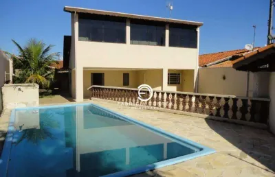 Casa espaçosa com 4 quartos, piscina e amplo espaço gourmet