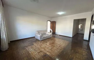 Casa com 3 dormitórios, edícula e quintal amplo à venda