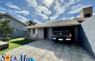 C906 belíssima residência com piscina, no centro de imbé