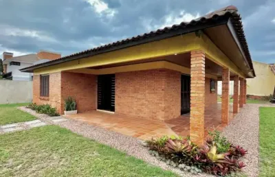 C615 belo imóvel em tijolo à vista com 02 terrenos, próximo ao mar