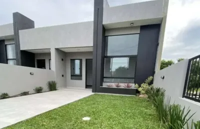 G40 casa de alto padrão em meio lote no centro de imbé