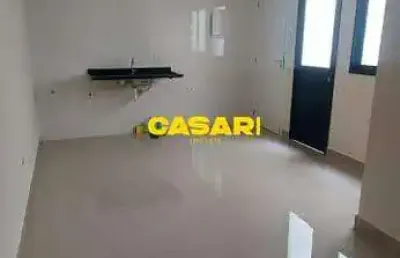 Apartamento com quintal privativo à venda – 50m², 2 dorms, 1 vaga, condomínio com elevador e baixo custo