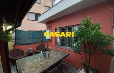 Sobrado no taboão com 4 dormitórios, suíte com banheira, churrasqueira e 2 vagas