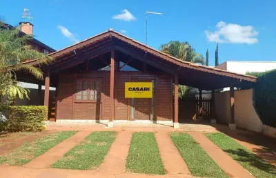 Oportunidade! casa á venda com 3 dormitórios sendo 1 suíte, em condomínio completo, com valor acessível.