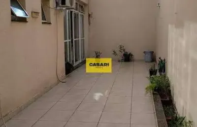 Apartamento com quintal, porteira fechada, 2 dormitórios e 2 vagas – ótima localização!