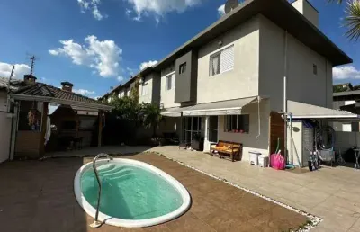 Sobrado em condomínio fechado com 3 suítes, piscina e churrasqueira muito bem localizado em atibaia sp.