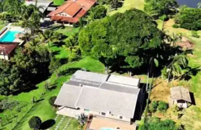 Casa térrea possui 4 dormitórios,  3 banheiros, cozinha, lavanderia,  garagem náutica, oficina, piscina, excelente espaço gourmet,  gramado, pier e acesso para barcos.
