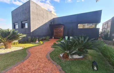 Casa no condomínio no porto atibaia:  3 suítes, escritório, salas, 6 banheiros, piscina, area gourmet venda ou locação!