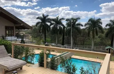 Casa de alto padrão localizada em área nobre de atibaia sp. são 4 suítes mais uma de hóspedes, piscina, área gourmet, gramado amplo.