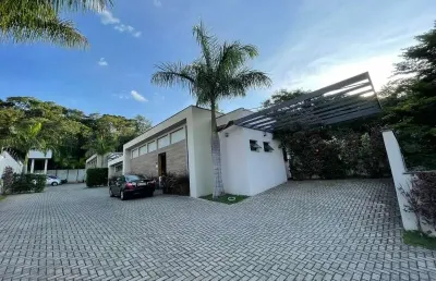 Casa térrea em condomínio fechado muito bem localizada, com 3 suites, com armários planejados em todos os ambientes, ar condicionado (nas suites e sala)