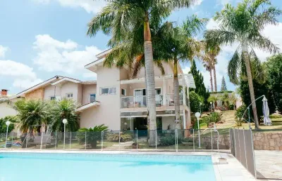 Luxuosa casa em condomínio à venda em atibaia-sp, bairro condomínio flamboyant, 5 quartos, 4 suítes, 3 salas, 4 vagas, 650m². venha conferir!